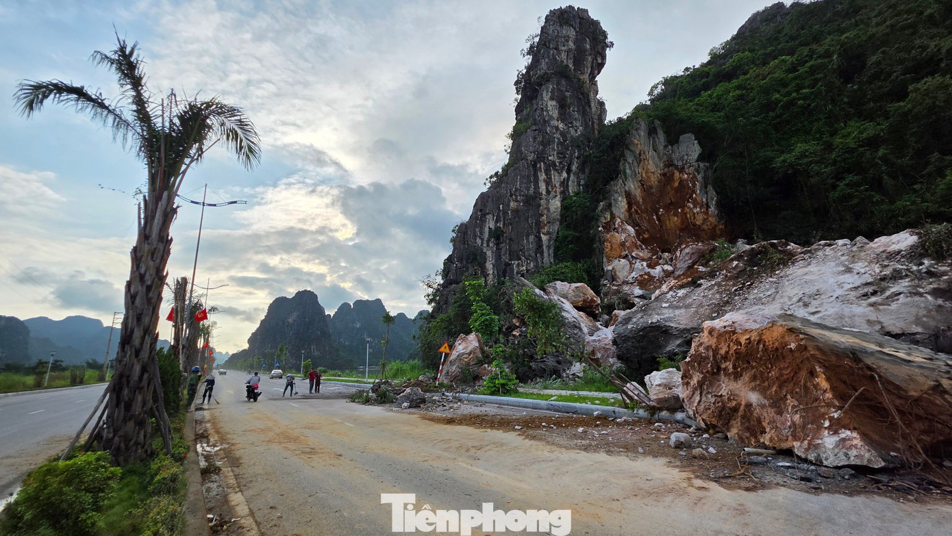 Núi đá bất ngờ đổ sập xuống đường bao biển ở Quảng Ninh - 9