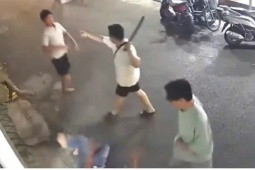 Tin tức trong ngày - TP.HCM: 2 thanh niên cầm gậy truy đuổi, đánh người đàn ông gục giữa đường
