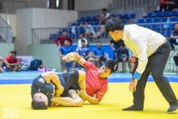 Thể thao - "Quỷ lùn" Hồng Sơn tung tuyệt chiêu "bẻ gậy bóng chày", võ sĩ MMA xin thua gấp