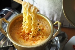 Hai cách dùng mì ăn liền khiến thận xuống cấp