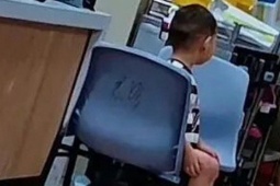 Bé hai tuổi sống sót nhiều ngày bên thi thể mẹ