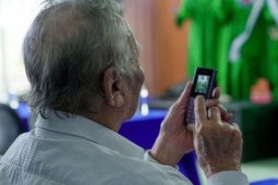 Giáo dục - du học - Xúc động cụ ông 91 tuổi dùng "cục gạch" chụp ảnh cháu gái trong lễ tốt nghiệp