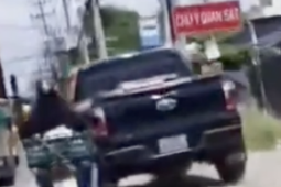 Tìm tài xế xe bán tải chạy xe kiểu "ông trời con" ở TP HCM