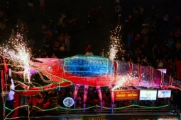 Hàng chục nghìn người đổ về xem đèn Trung thu khổng lồ rực sáng ở Tuyên Quang