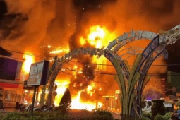 Tin tức trong ngày - Cháy dãy nhà lan sang trụ sở ngân hàng ở Cà Mau