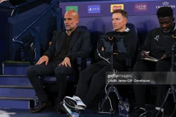 Khó tin: HLV Guardiola hôn má trọng tài gây sốc ở trận Arsenal - Man City