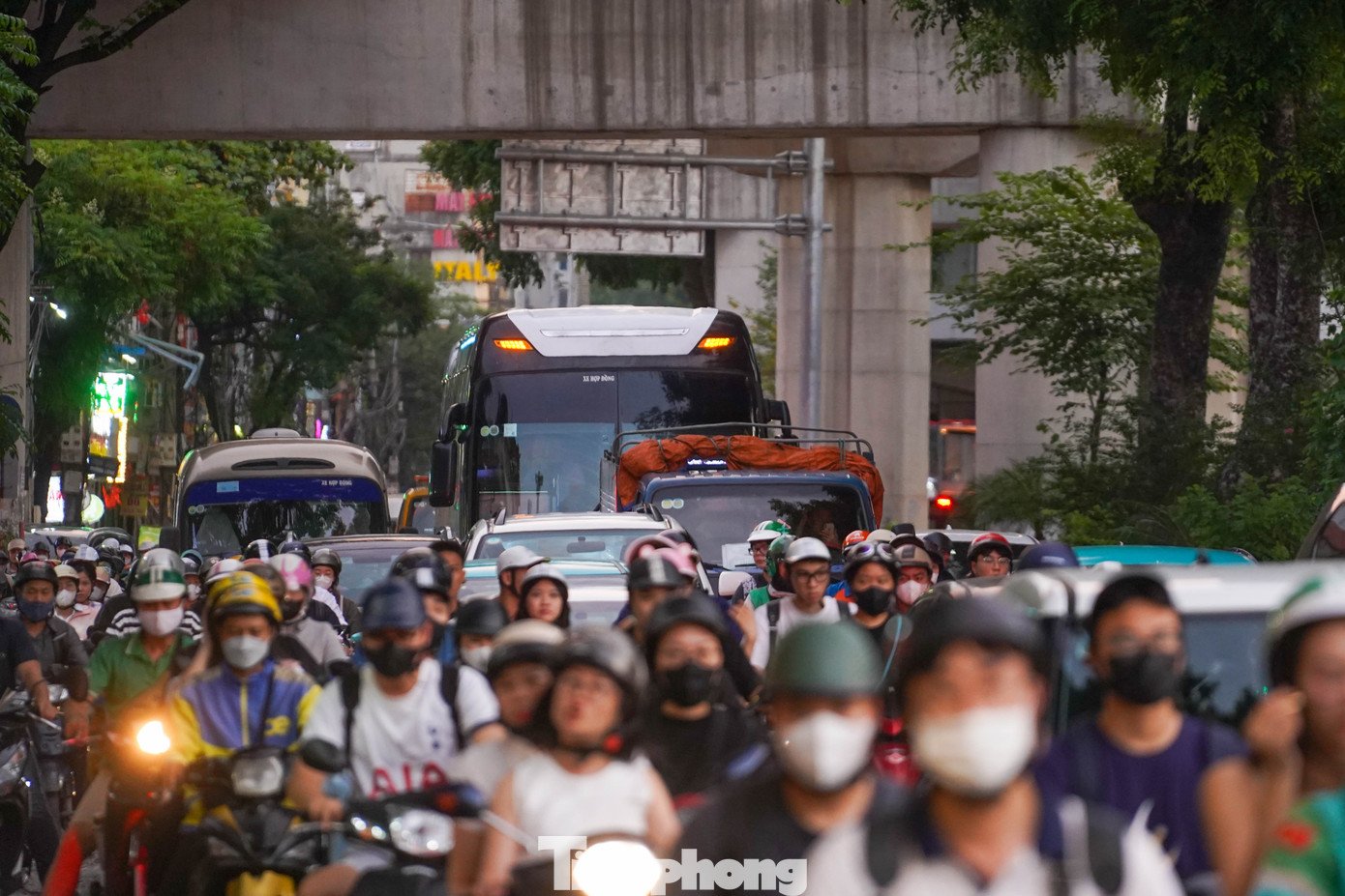Di chuyển trên Vành đai 2 Hà Nội: Người dân &#39;kẹt xe triền miên, mệt mỏi từng ngày&#39; - 12