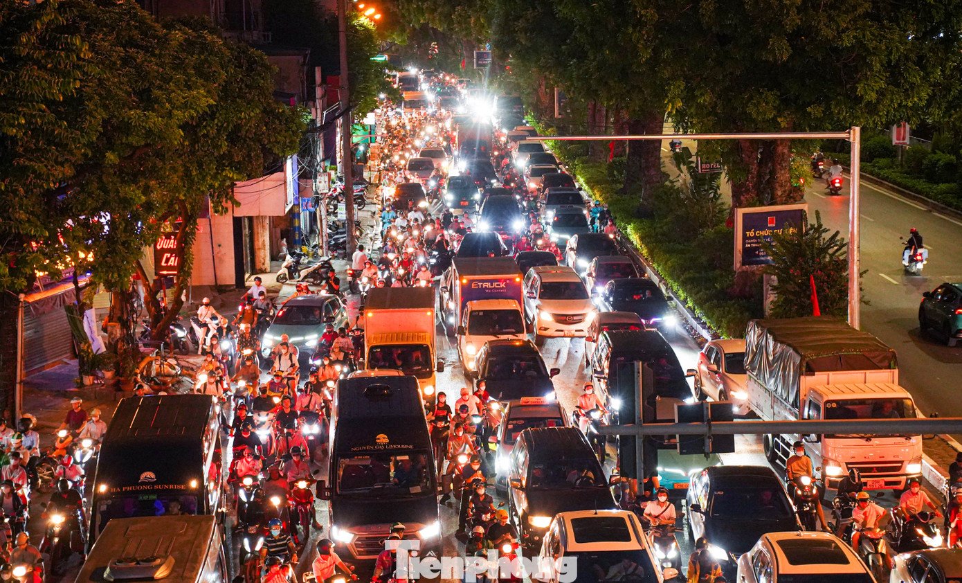 Di chuyển trên Vành đai 2 Hà Nội: Người dân &#39;kẹt xe triền miên, mệt mỏi từng ngày&#39; - 14