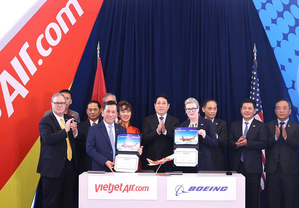 Tổng giám đốc Vietjet Đinh Việt Phương (trái) và Chủ tịch kiêm Tổng giám đốc Boeing Commercial Airplanes Stephanie Pope (phải) ký kết bàn giao máy bay 737-8 đầu tiên