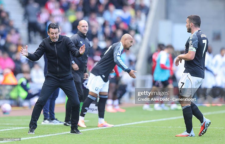 HLV Emery giận dữ với các cầu thủ Aston Villa