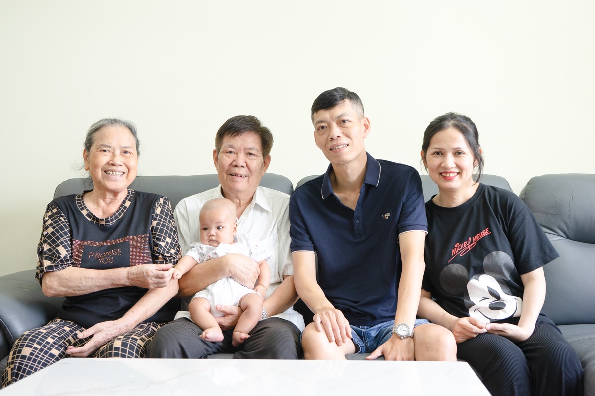“Chúng tôi biết ơn các bác sĩ IVF Tâm Anh TP.HCM đã mang kỳ tích đến cho gia đình”, chị Hằng nói, cho biết còn 5 phôi đang trữ đông tại bệnh viện để vài năm nữa sinh thêm con. Ảnh: NVCC