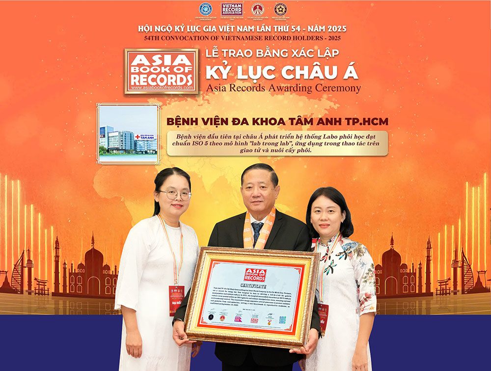 Đại diện BVĐK Tâm Anh, gồm PGS.TS.BS Trần Quang Bính - Giám đốc Chuyên môn, ThS.BS Giang Huỳnh Như - Giám đốc Trung tâm Hỗ trợ sinh sản, Thạc sĩ Nguyễn Ngọc Quỳnh - Trưởng lab, đã vinh dự nhận Kỷ lục châu Á và Kỷ lục Việt Nam. Ảnh: Thanh Luận