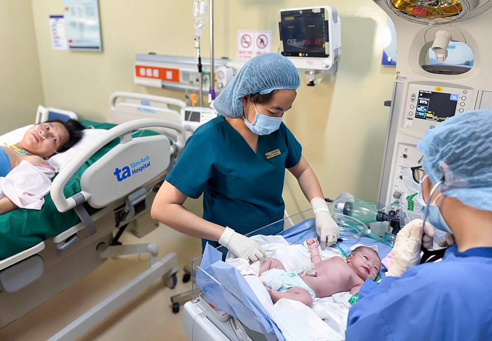 Chị Hồ Thị Hồng Linh, 40 tuổi, ở Bình Dương, vô sinh 12 năm, chuyển phôi 8 lần thất bại, từng có chỉ định nhờ người mang thai hộ ở các cơ sở trước đó, đã điều trị thành công tại IVF Tâm Anh và sinh con khỏe mạnh. Ảnh: Hoài Thương