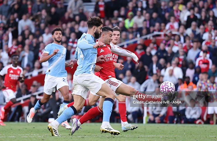 Gabriel Martinelli tỏa sáng với bàn gỡ hòa cho Arsenal trước Man City