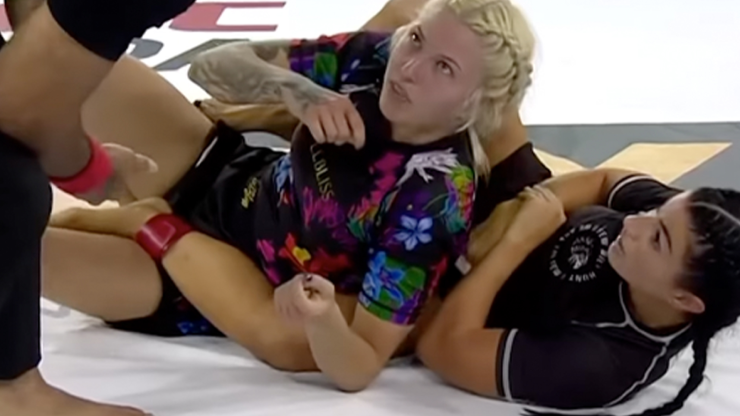 Emily Hansen (tóc đen) gãy tay sau tình huống thực hiện kĩ thuật siết cổ đối thủ Amanda Mazza (tóc vàng)