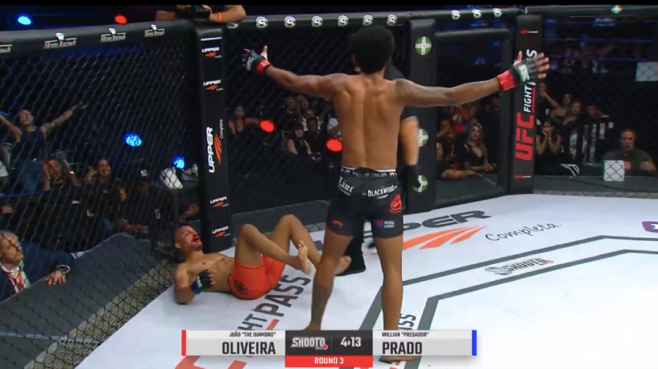 Willian Prado (quần đỏ) gặp nguy hiểm vì sự chậm chạp của trọng tài