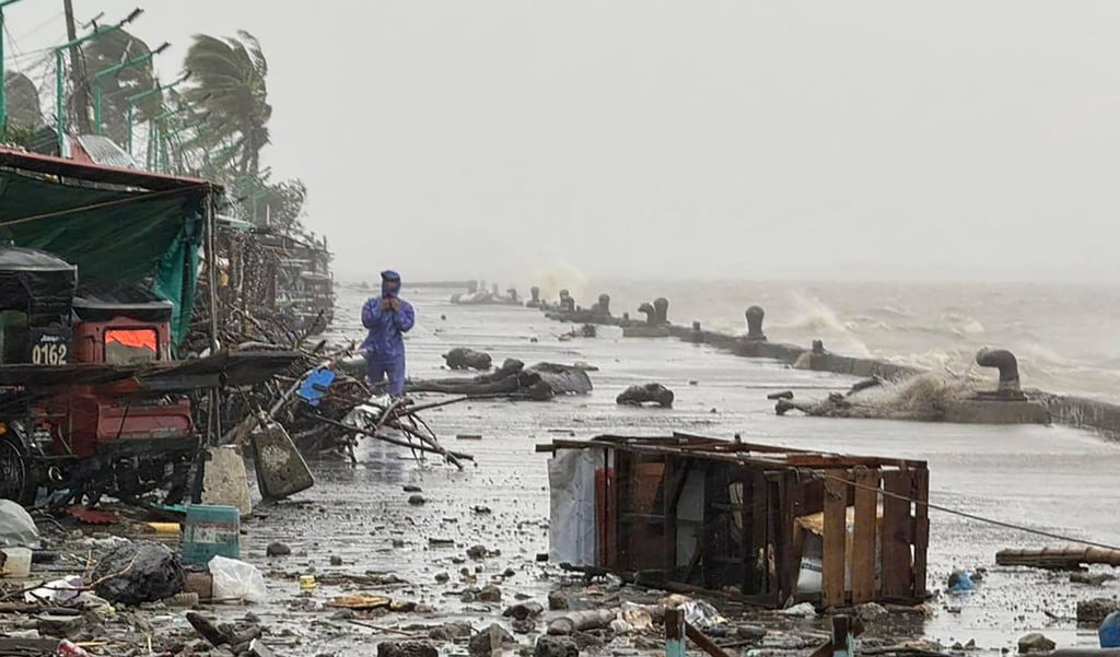 Một người dân đứng gần con đường ven biển giữa cơn mưa lớn do siêu bão Ragasa gây ra ở thị trấn Aparri, tỉnh Cagayan, Philippines ngày 22/9. Ảnh: AFP