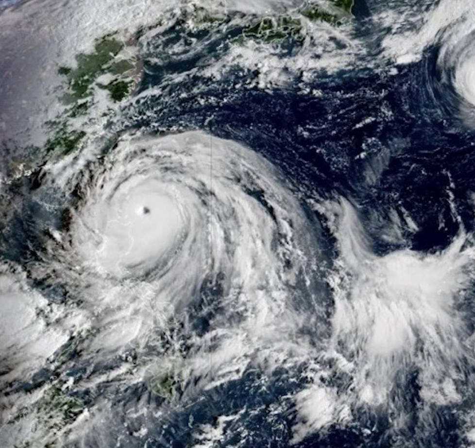 Siêu bão Ragasa mạnh nhất năm sắp đổ bộ, Trung Quốc cảnh báo tình huống thảm họa nghiêm trọng - 1