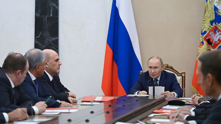 Ông Putin họp với các quan chức an ninh cấp cao hôm 22/9 (ảnh: RT)