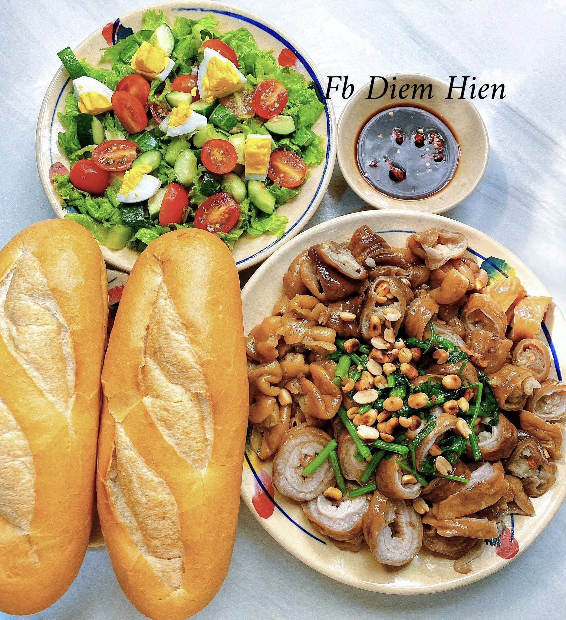 Bánh mì ăn với lòng khìa nước dừa&nbsp;và salad