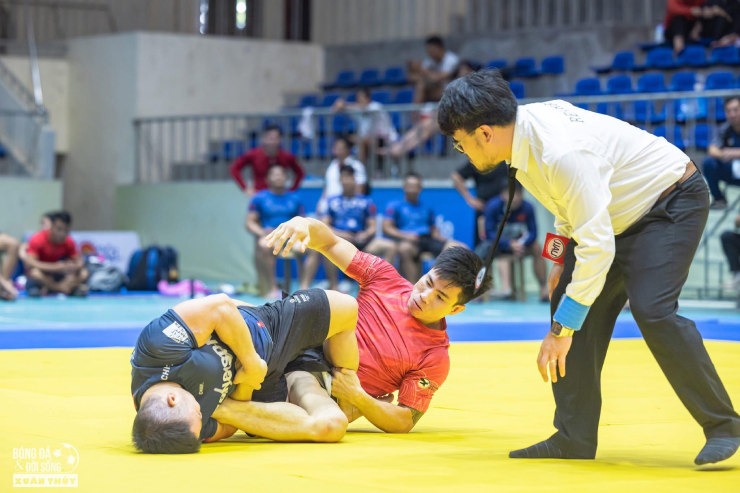 Đào Hồng Sơn hạ Phạm Văn Nam bằng tuyệt chiêu "bẻ gậy bóng chày". Ảnh Facebook nhân vật