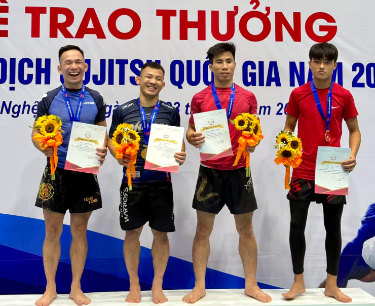 Đào Hồng Sơn (thứ 2 từ trái sang) giành chức vô địch nội dung Jiujitsu No-Gi. Ảnh Facebook nhân vật