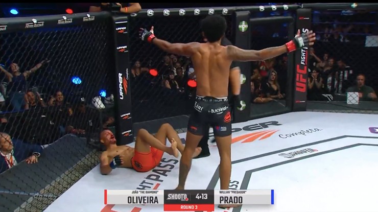 Joao Oliveira ra dấu để trọng tài dừng trận đấu nhưng vị trọng tài không có phản ứng