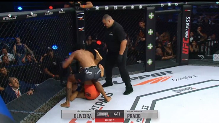 Oliveira phải tiếp tục trận đấu 1 cách miễn cưỡng