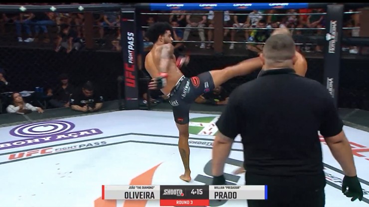 Joao Oliveira tung cú đá trúng đầu Willian Prado