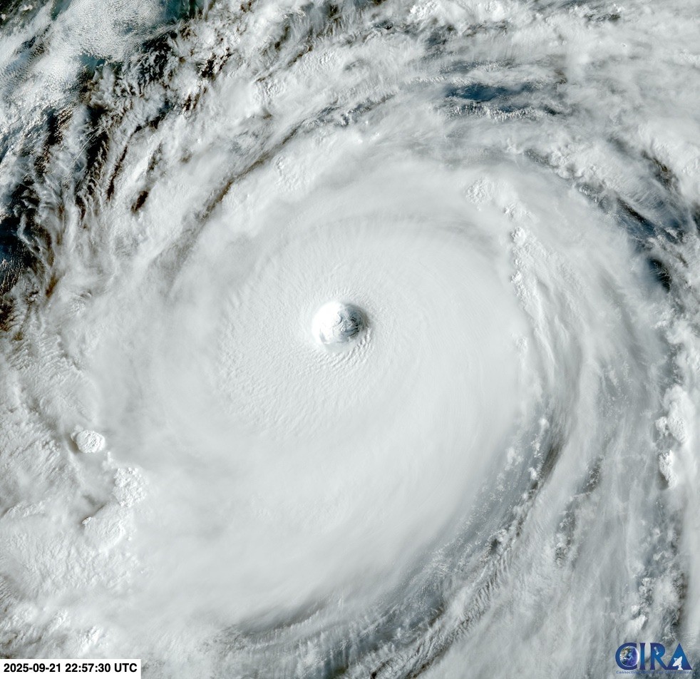 Ảnh vệ tinh cho thấy mức độ khổng lồ của siêu bão Ragasa. Ảnh: CIRA