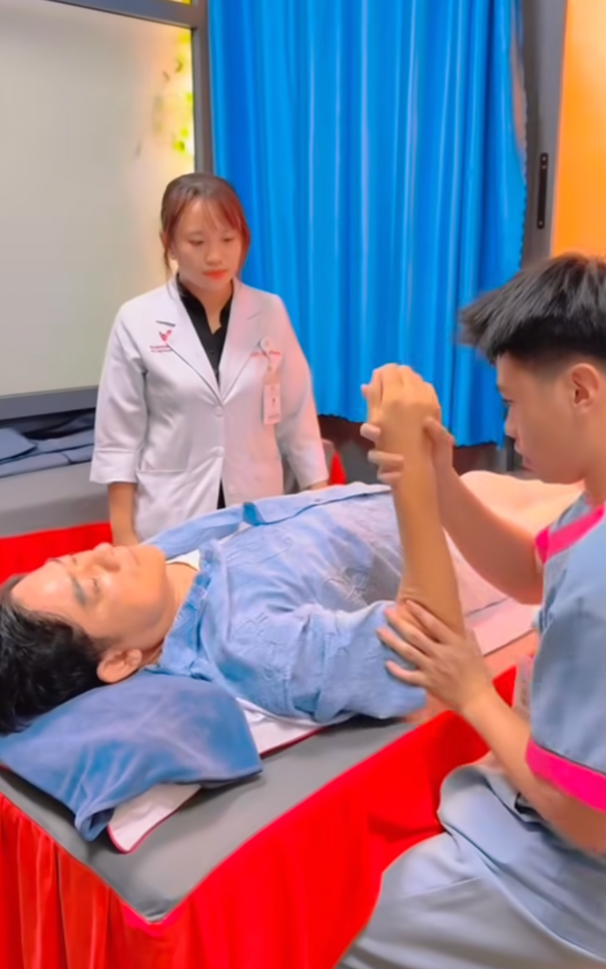 Diễn viên Huỳnh Anh Tuấn tập vật lý trị liệu sau đột quỵ.