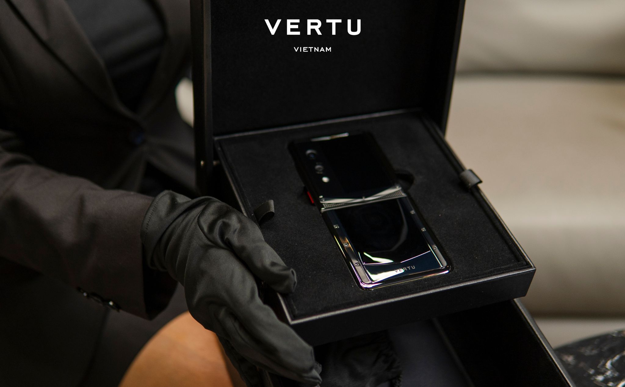 Smartphone xa xỉ tăng nhiệt, Vertu Quantum Flip chinh phục giới siêu giàu - 2