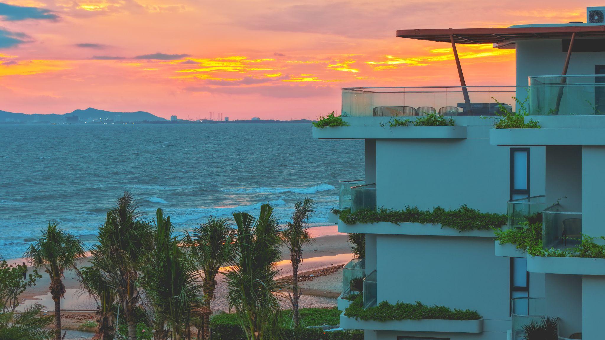 Khung cảnh hoàng hôn từ villa Charm Resort Long Hải (Phan An)