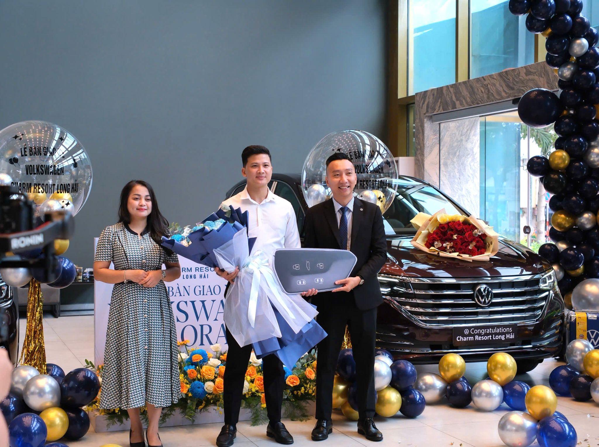 Đại diện Charm Group (đứng giữa) nhận bàn giao xe Volkswagen Valoran