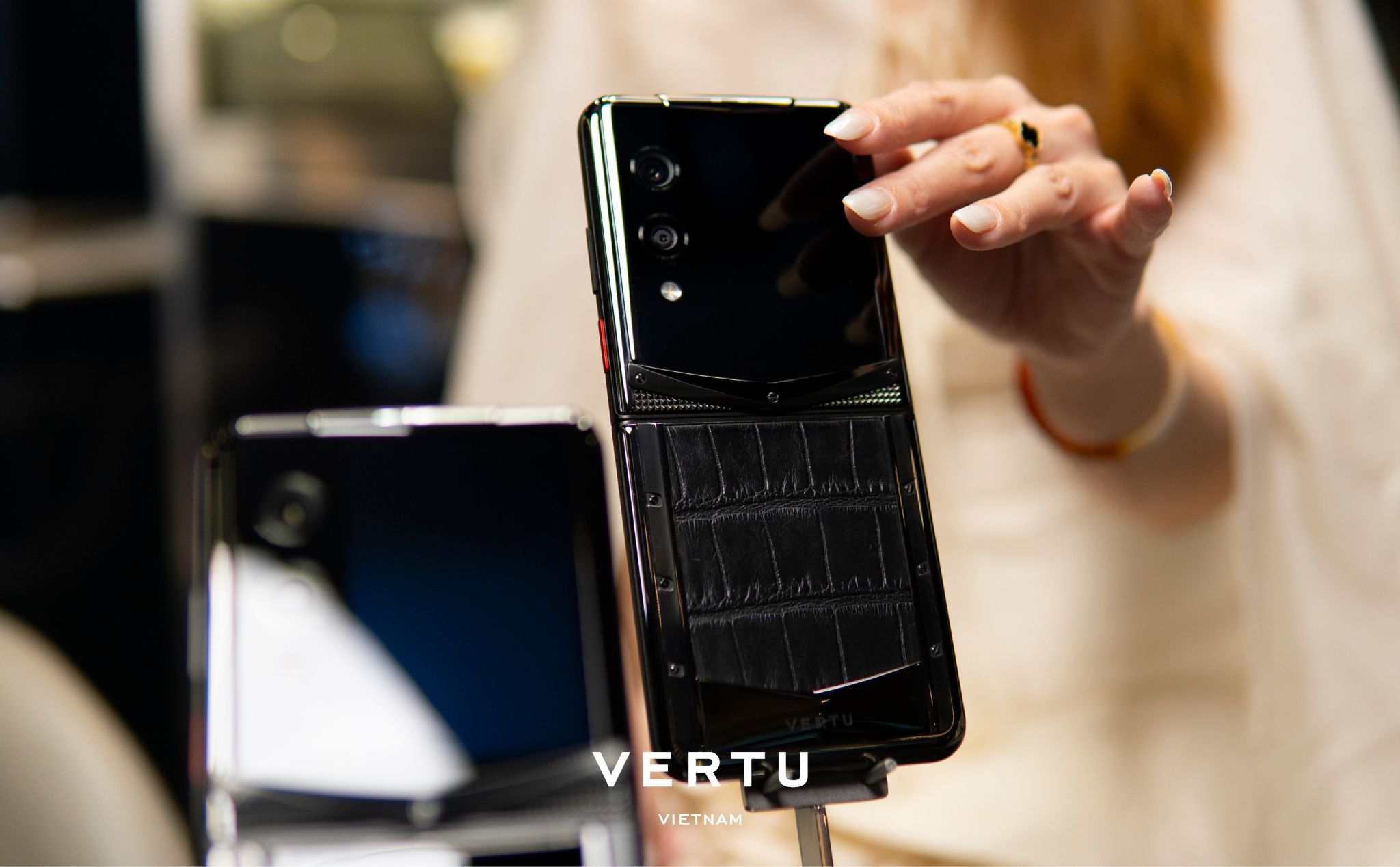 Smartphone xa xỉ tăng nhiệt, Vertu Quantum Flip chinh phục giới siêu giàu - 3
