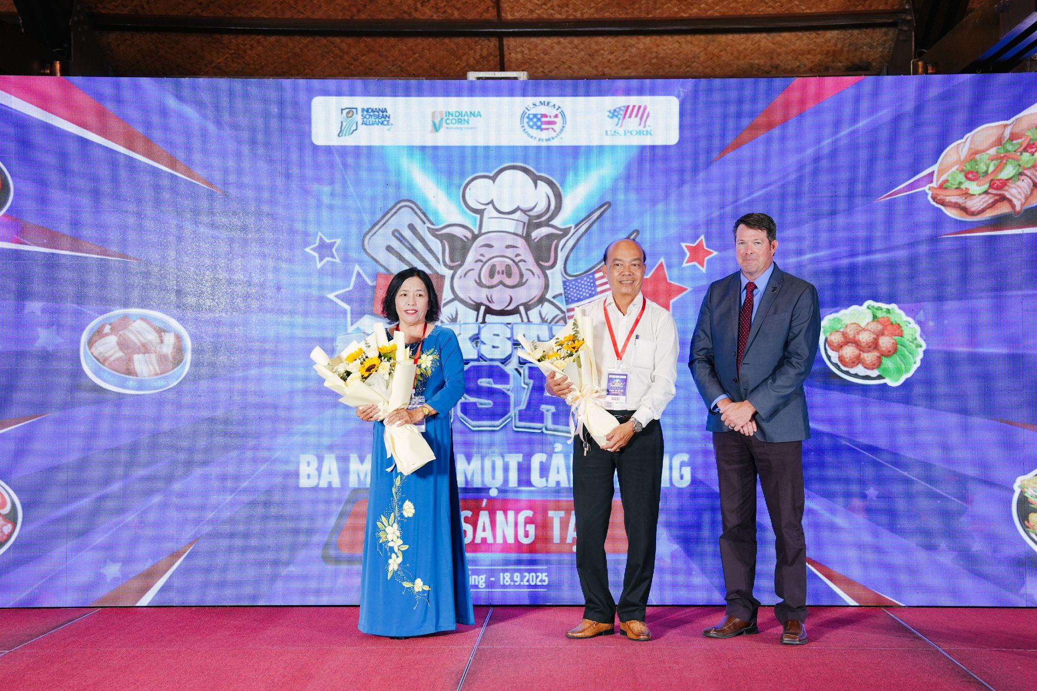 Đại diện BTC Porkstar USA 2025 tặng hoa tri ân cho các điểm trường (Ảnh: USMEF)