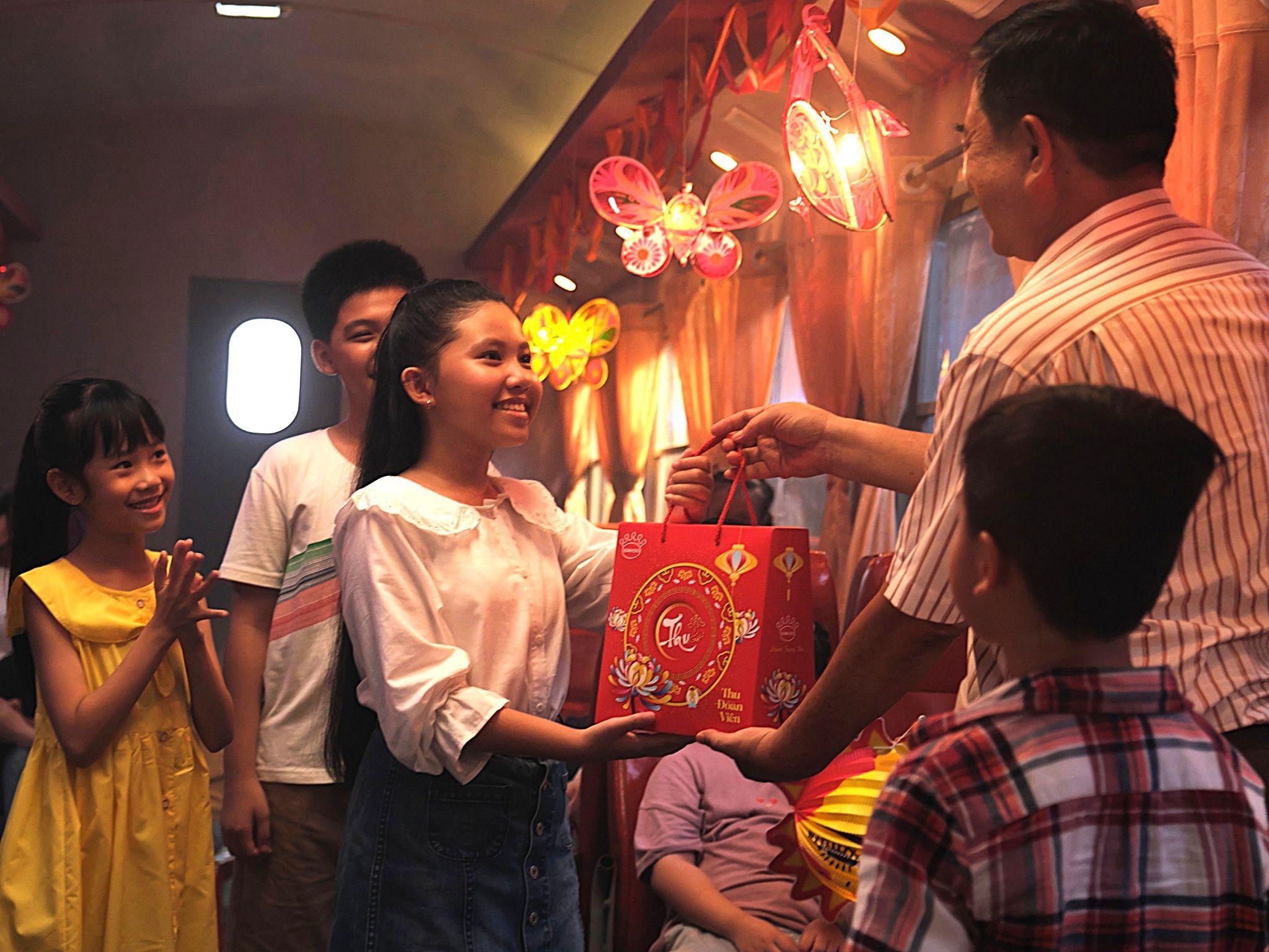 Mỗi chiếc bánh Trung Thu Kinh Đô không chỉ là một món quà lễ hội, mà còn là sự gửi gắm tình cảm, niềm trân trọng và lời chúc sum vầy