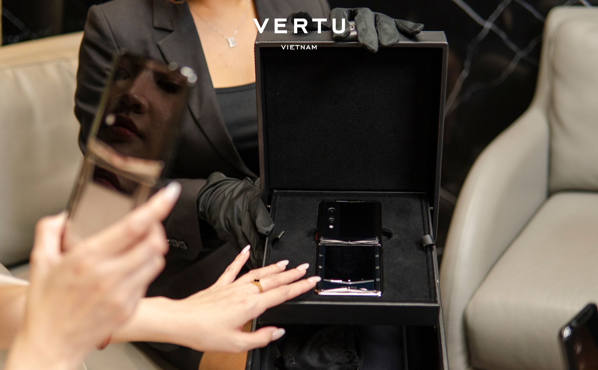 Smartphone xa xỉ tăng nhiệt, Vertu Quantum Flip chinh phục giới siêu giàu - 1