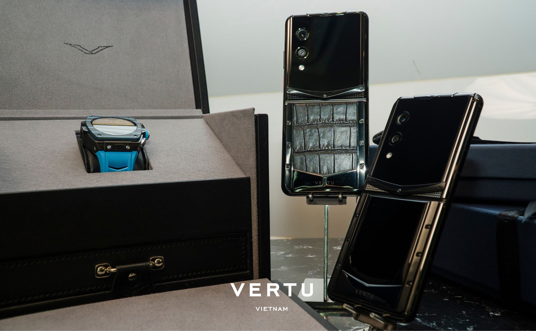 Smartphone xa xỉ tăng nhiệt, Vertu Quantum Flip chinh phục giới siêu giàu - 4