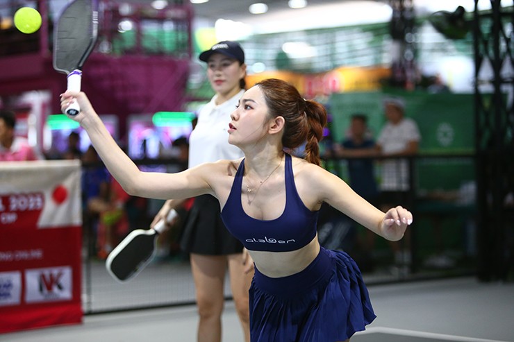 Giải ZonZon Charity Pickleball Season 2 kết thúc cuối tuần vừa qua tại TP.HCM) thu hút gần 320 VĐV tham gia tranh tài, trong đó có nhiều người nổi tiếng. Đặc biệt, giải đấu có sự góp mặt của hơn 100 tay vợt nữ, trong đó có nhiều hot girl tài năng.
