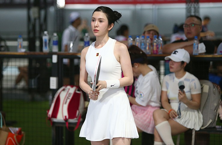 “Tôi chuyển sang pickleball vì ở bên tennis, tôi ít có bạn chơi cùng, một phần là vì quá nắng và các bạn tôi cũng nhiều người chuyển sang pickleball. Tôi thấy bộ môn này khá vui và cảm thấy thích thú dù chỉ mới tập chơi một thời gian ngắn”, Hoàng Phúc chia sẻ.