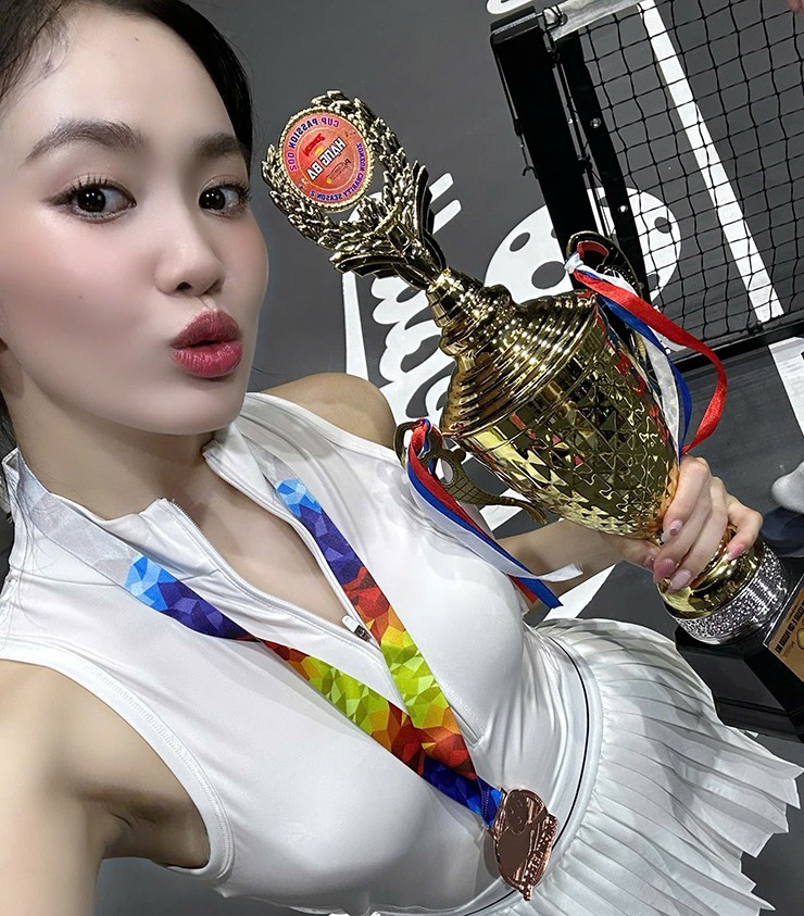 Đáng tiếc ở bán kết, Đặng Yến để thua với tỉ số 5-11, qua đó giành hạng ba của giải. Với lối thi đấu máu lửa, tinh thần thể thao cao thượng và mang đến nhiều niềm vui, sự kết nối cho các VĐV tại giải, cựu chủ công bóng chuyền này còn được ban tổ chức trao tặng danh hiệu Miss Pickleball.