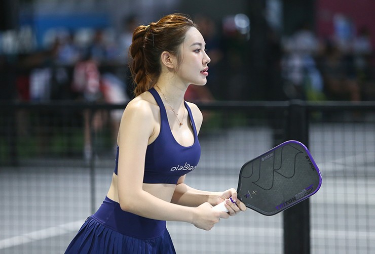 Kiều Trinh cũng là gương mặt nhận được rất nhiều sự chú ý từ khán giả. Sở hữu vẻ ngoài xinh đẹp, lối ăn mặc đầy khỏe khoắn cũng không kém phần nóng bỏng, hot girl này còn có nguồn thể lực dồi dào khi thi đấu ở cả hai nội dung đôi nữ trình độ 4.5 và KOL chỉ trong cùng một ngày.