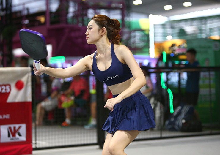 Được biết, Kiều Trinh đã có khoảng 1 năm tiếp xúc với pickleball. Hiện tại, cô thường dùng khoảng 6 buổi trong tuần để chơi cùng bạn bè. Ngoài ra, cô cũng dành khoảng 2 buổi tập với HLV để tăng kỹ thuật chuyên môn.