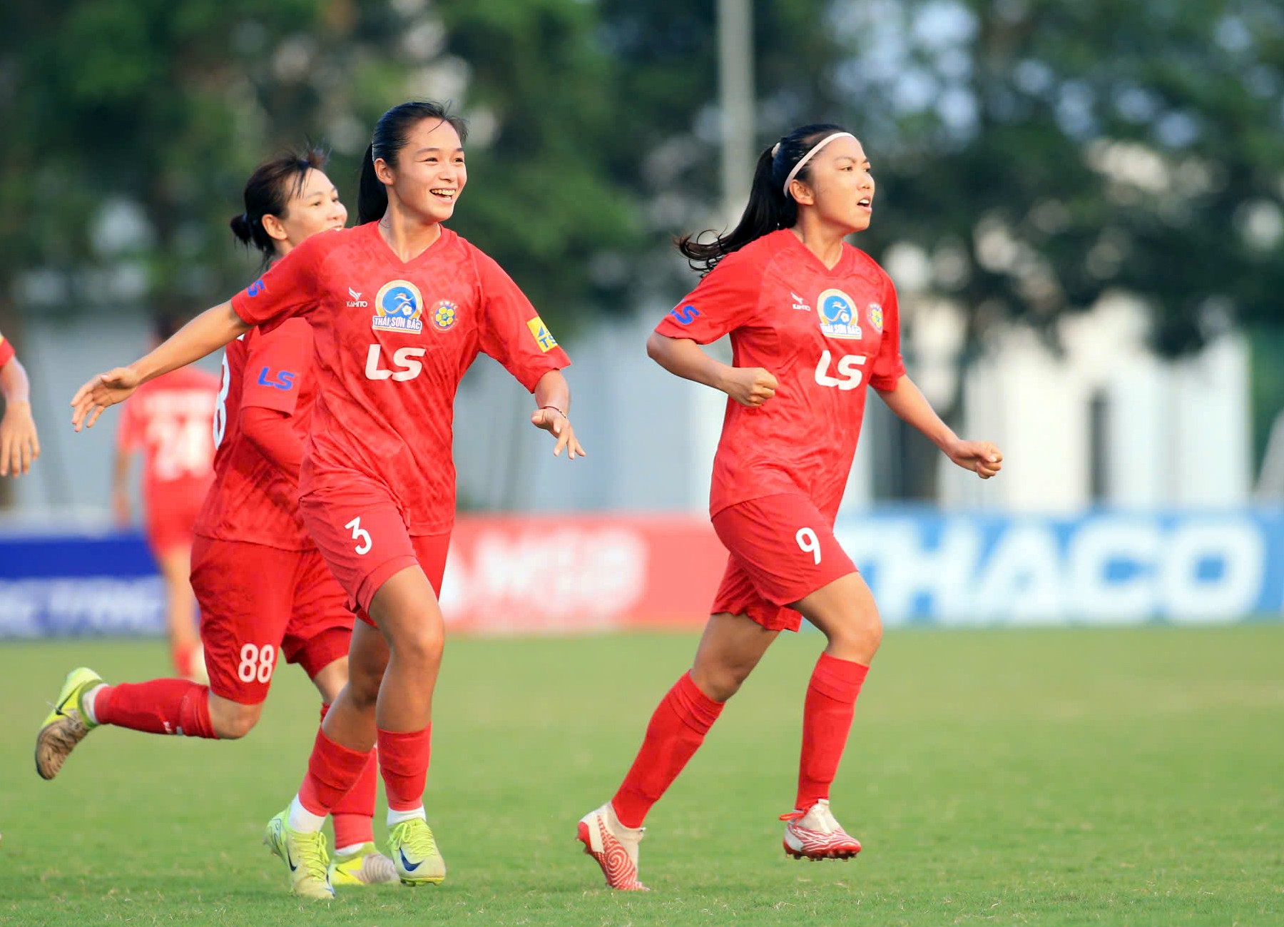 Huỳnh Như (số 9) ghi cú đúp giúp TP.HCM hòa CLB Hà Nội