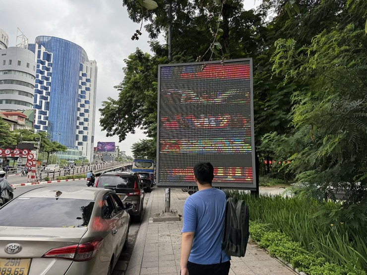 Ô tô đỗ sát vỉa hè, không còn lối cho người đi bộ.