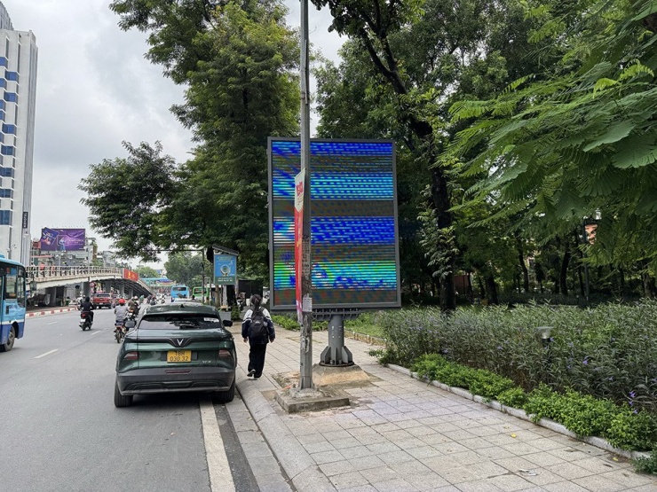 Hai biển quảng cáo tại phố Tây Sơn.