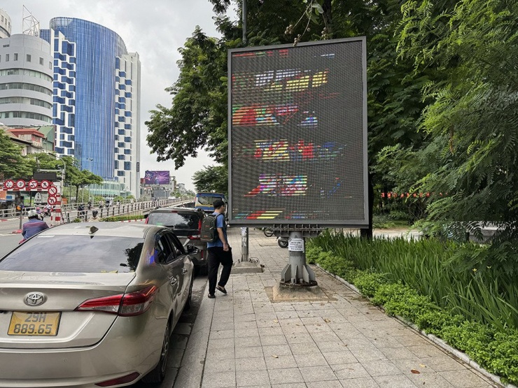 Biển quảng cáo lắp đặt thấp, chiếm phần lớn vỉa hè.