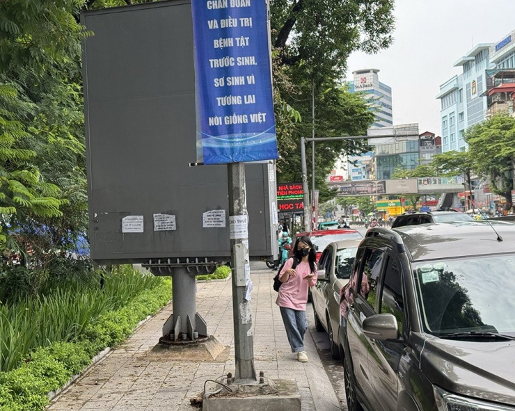 Biển quảng cáo lạ lùng trên vỉa hè ở Hà Nội, người đi bộ chật vật lách qua - 5