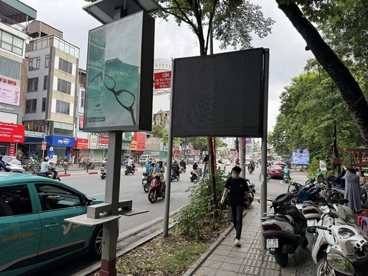 Người đi bộ gặp khó khăn vì vỉa hè bị chiếm dụng.